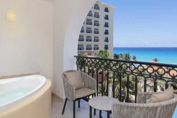 Deluxe Ocean View Room with Jacuzzi at GR Solaris Cancun